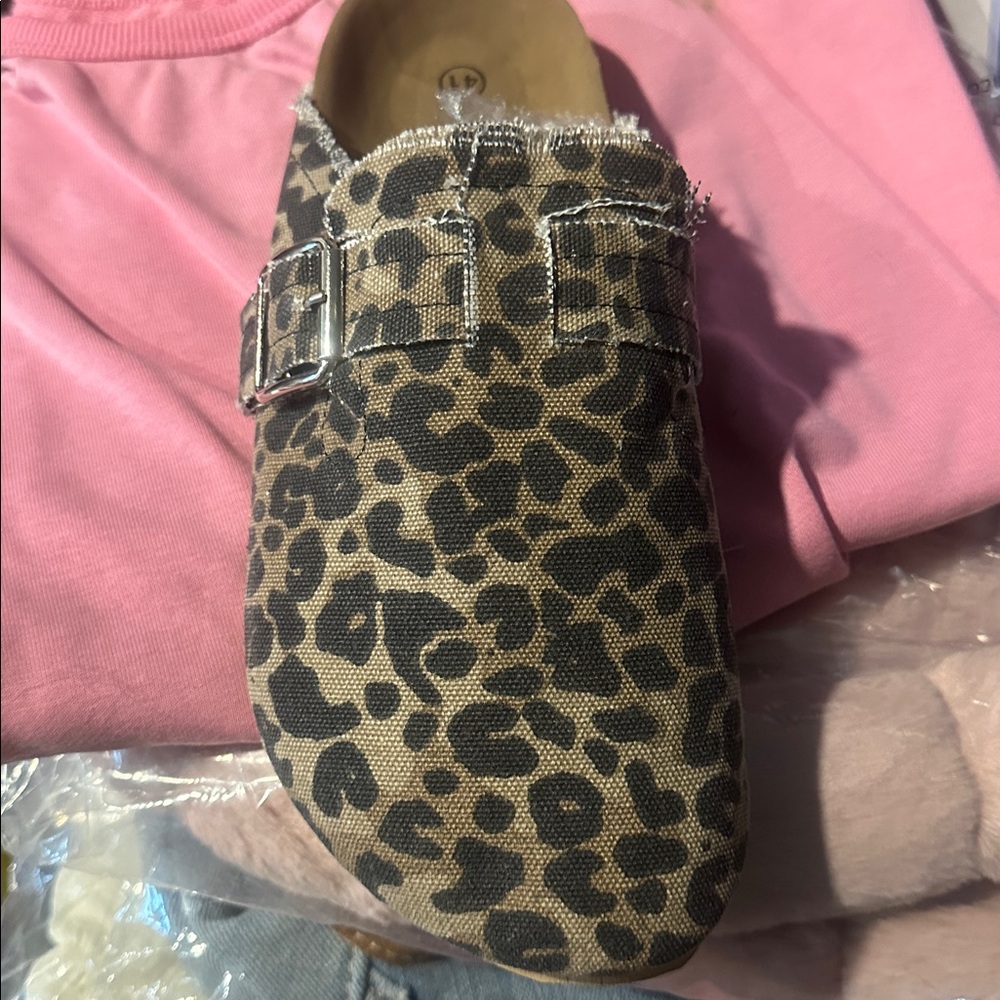 Leopard Print Women's Slip-On Shoes - Picture 5 of 5